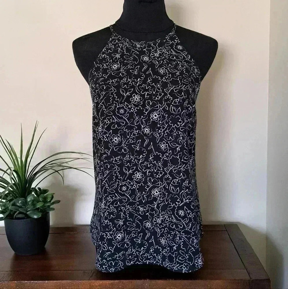 ❤️ RW&Co Sleeveless Blouse Floral Black and White Keyhole  Back Womens Size XS - Picture 1 of 10